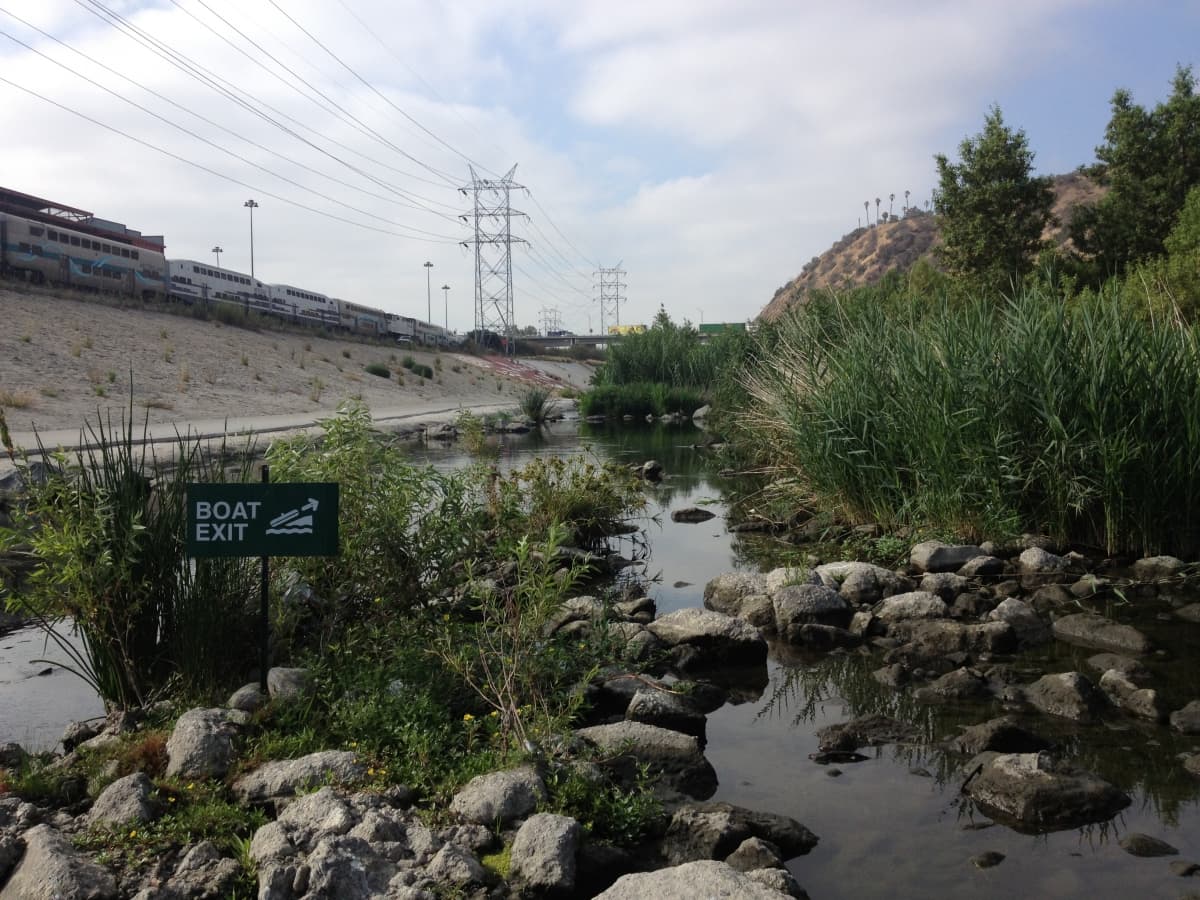 Advierten riesgos por contaminación en dos áreas del río de Los Ángeles