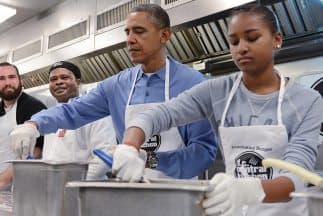 Obama quiere que sus hijas ganen el salario mínimo