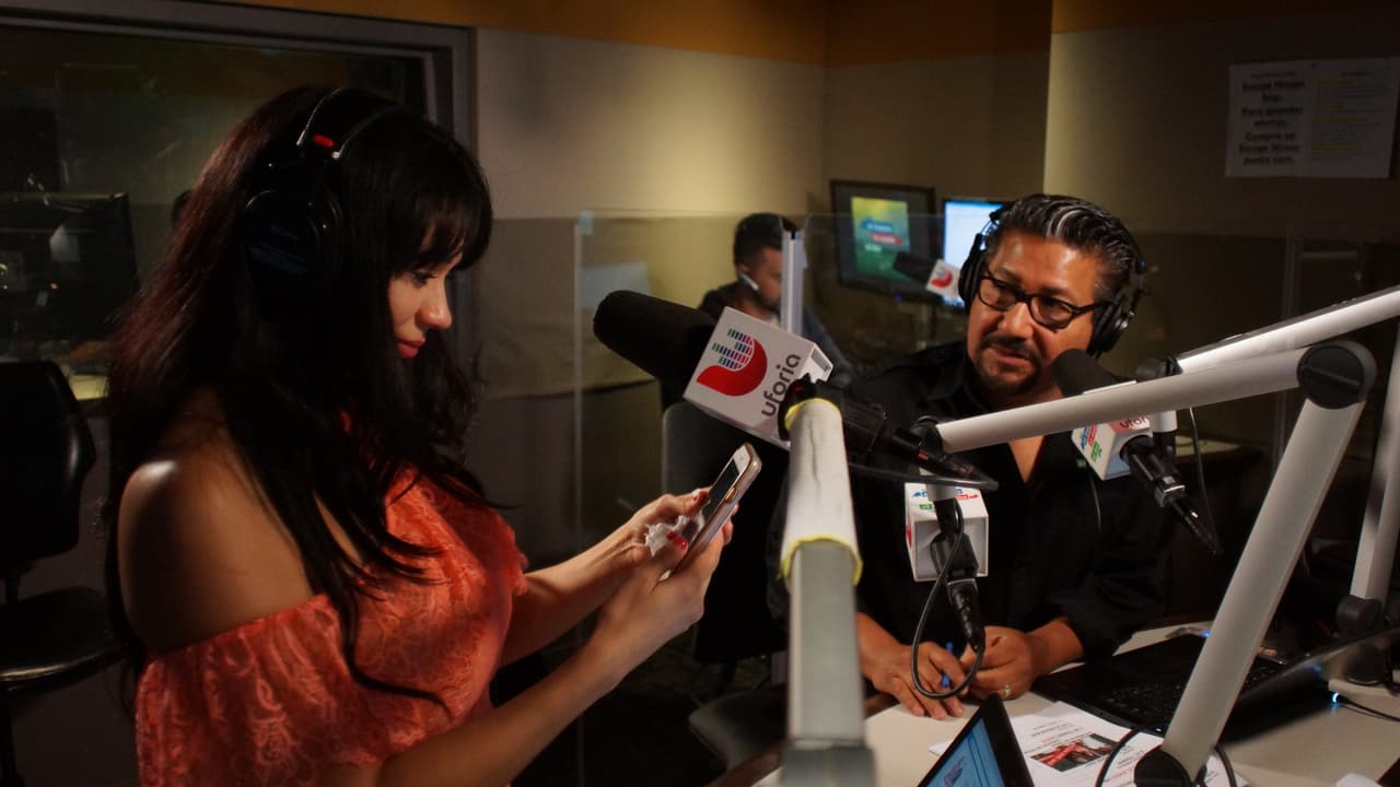 Su teléfono no paró de sonar desde el primer momento en que empezó el homenaje por su cumpleaños.