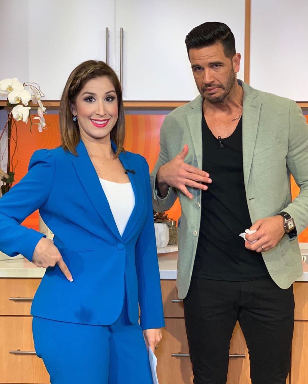 Pero en nuestra casa a veces pasan accidentes, como este, en que el venezolano salpicó un poquito de huevo a Ely mientras preparaba el desayuno. Y ambos se lo tomaron con el mejor humor.