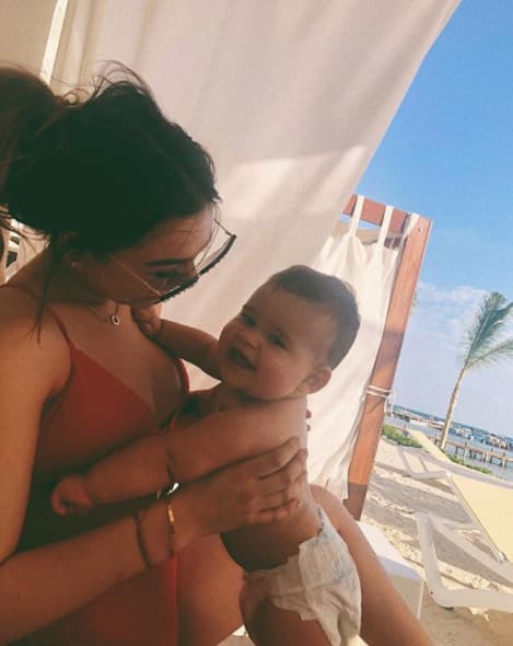 Danna Paola publicó esta fotografía el pasado fin de semana donde se le ve muy cariñosa con un bebé en brazos junto al mensaje: "No puedo pedir más... Felicidad plena".