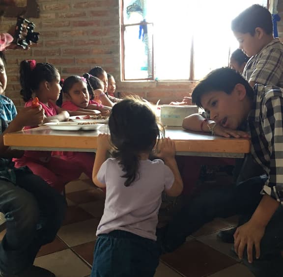El albergue 'Rancho del Niño' en Sonora, brinda un hogar a 24 personitas, el más pequeño apenas tiene 16 días de nacido.