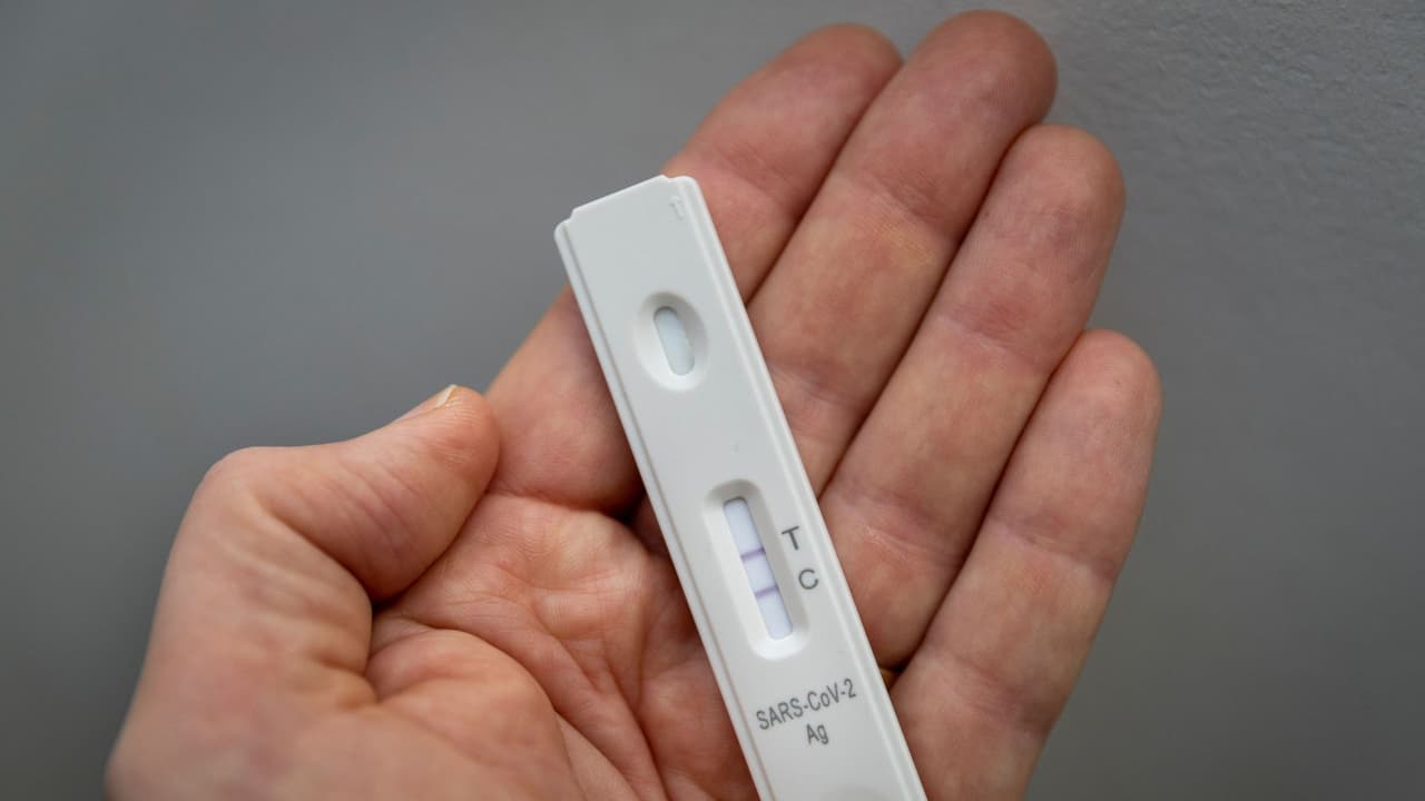 ¿Cuándo deja de ser contagiosa una persona enferma con la variante ómicron? Un médico aclara dudas