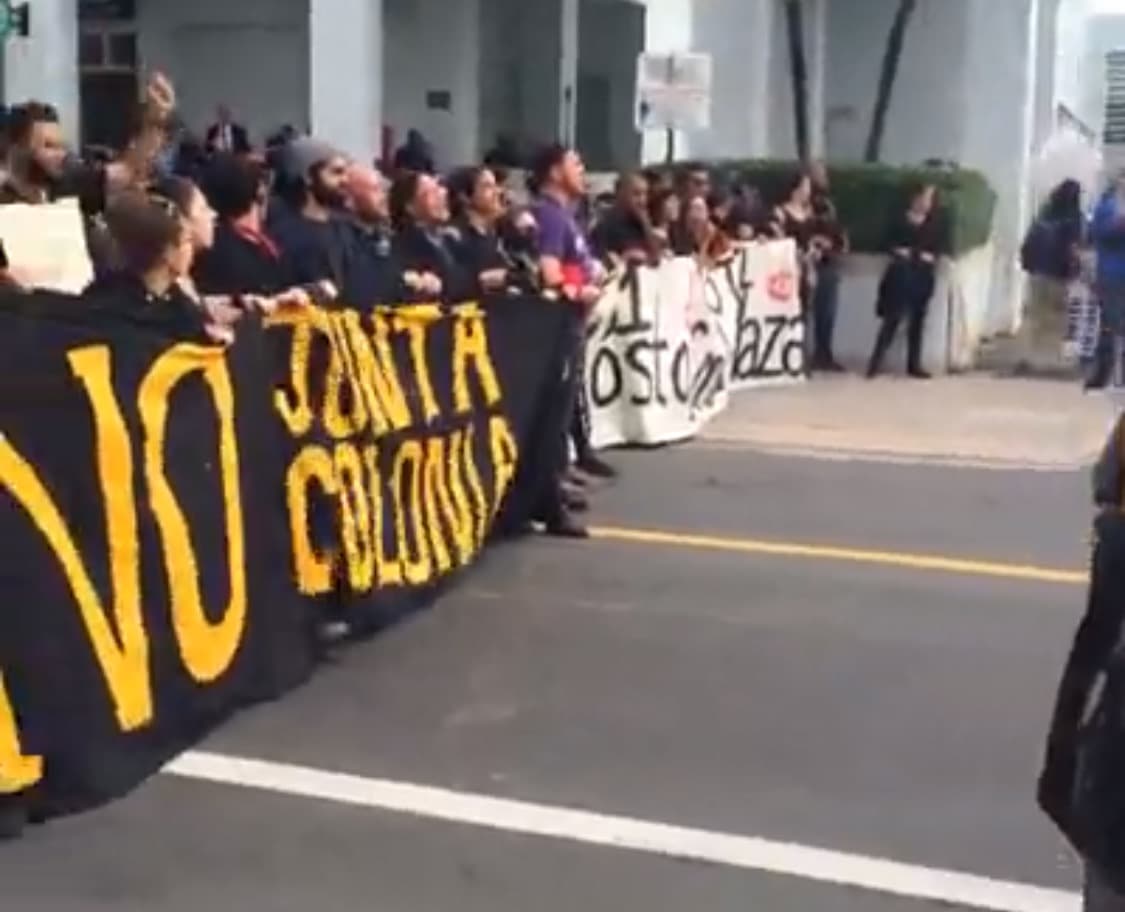 Manifestación contra foro sobre Promesa. Desde temprano intentan detener la 1era Conferencia de Promesa pautada para el miércoles 31 de agoto en el The Condado Plaza Hilton Hotel.
<br>