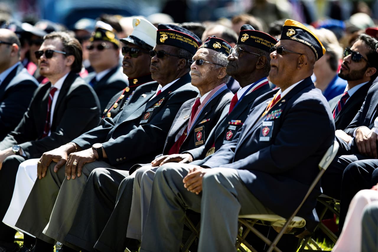 Varias ciudades se acreditan haber instituido el Día de los Caídos, pero fue en 1966 cuando el Congreso estadounidense declaró Waterloo, en Nueva York, como el lugar de nacimiento de la festividad. En la foto, veteranos asisten a la celebración este lunes del Día de los Caídos en el Cementerio Nacional de Los Ángeles, California.