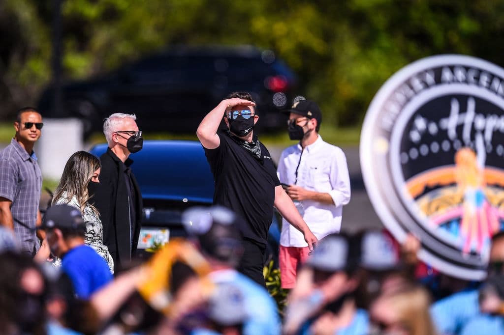 <b>Cada 26 horas surge un nuevo milmillonario en el mundo</b>, mientras las desigualdades contribuyen a la muerte de al menos una persona cada cuatro segundos, según las estimaciones de Oxfam. En la lista de los 10 mayores multimillonarios del mundo también está 
<a href="https://www.univision.com/noticias/dinero/elon-musk-responde-donar-fortuna-combatir-hambre-esto-podria-hacer">el CEO de SpaceX, Elon Musk, en la imagen. </a>