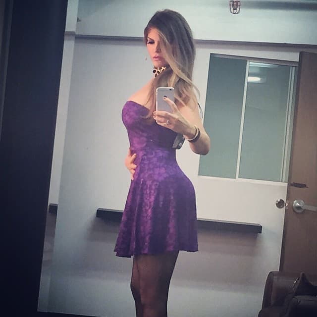 La cantante hizo su debut como actriz en la pantalla chica al participar en el melodrama 'Una familia con suerte' (2011), donde interpretó a Laura Torres de López.