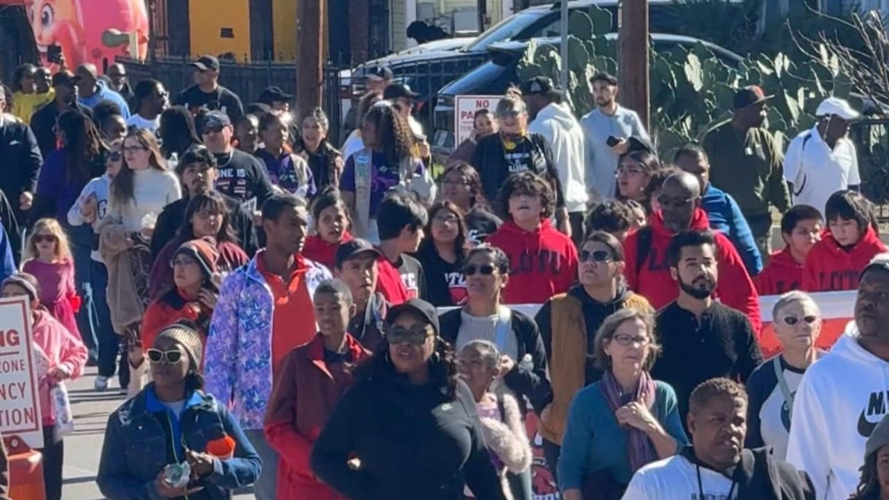 Miles de personas se congregaron la mañana de este 
<b>19 de enero</b> en el 
<b>centro de San Antonio</b> para participar en la 
<b><a href="https://www.univision.com/local/san-antonio-kwex/marcha-martin-luther-king-en-san-antonio-2026-ruta-horario-y-transporte-gratuito">Marcha de Martin Luther King</a></b>, considerada una de las 
<b>más grandes del país</b>, en conmemoración del legado del líder de los 
<b>derechos civiles</b>, quien luchó por la 
<b>igualdad, la paz y la justicia social</b>.