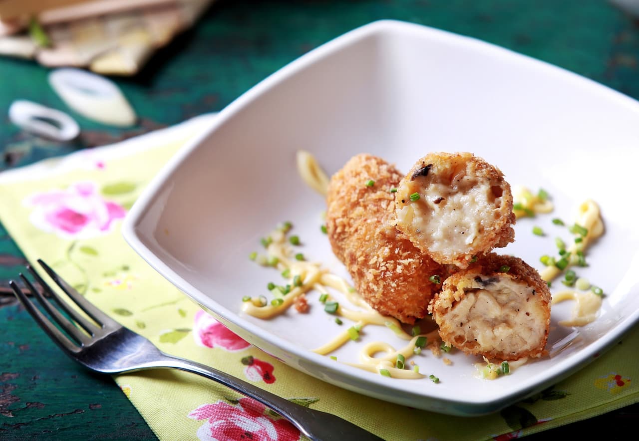 Para la salsa: Mezcla todos los ingredientes y deja enfriar durante dos horas. Para servir, pon un espejo de salsa sobre el plato y coloca las croquetas.