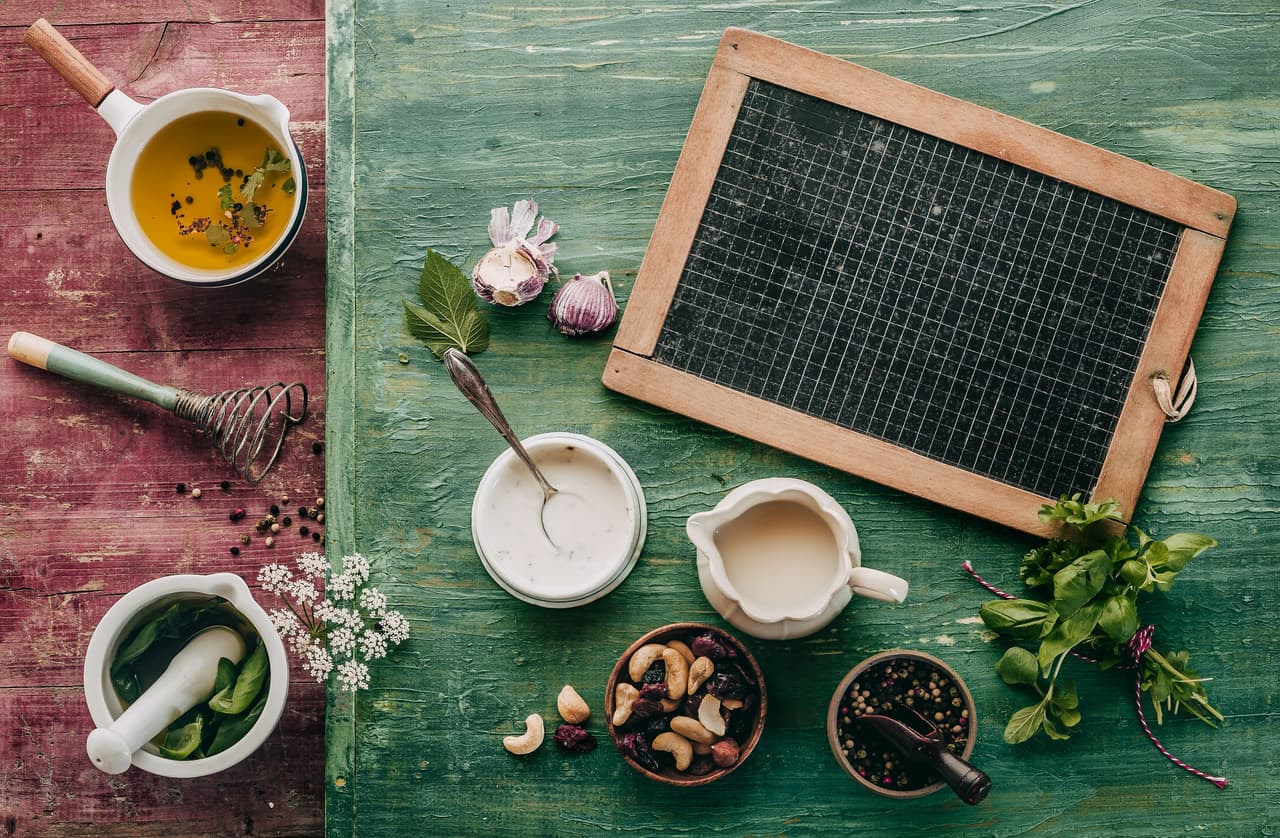 Para la salsa: 1 taza de mayonesa, ¼ de taza de jugo de naranja, una pizca de pimienta blanca, ¼ de taza de salsa de soya, una cucharadita de ajo picado y una pizca de azafrán español
