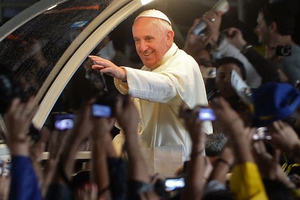 2013- 27 de marzo En su primera audiencia pública, en Semana Santa, se refirió a este periodo como el de "salir de nosotros mismos para ir a la periferia al encuentro de los más alejados, los olvidados y quienes necesitan comprensión, consuelo y ayuda".