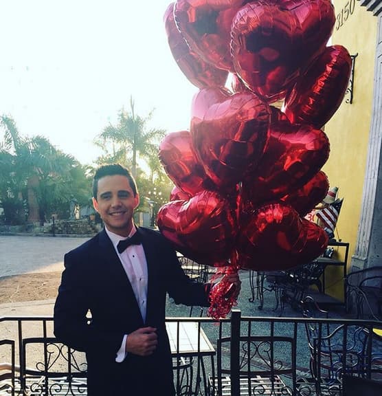 Nuestro Alejandro Chabán celebrando el amor.