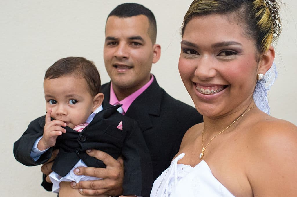 La recomendación de Troy Frerichs, experto financiero, la solución es ahorrar dinero en un fondo dedicado a la boda para no entrar en deudas ni gastar los ahorros personales.