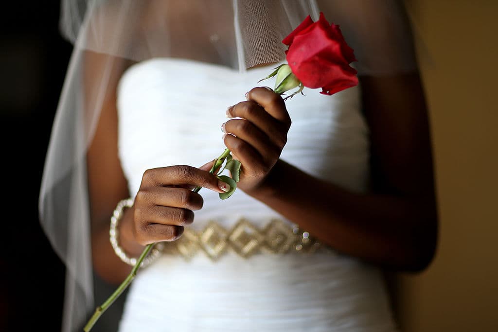 Según el estudio, 59% cree que es inaceptable que una pareja se endeude por una boda.