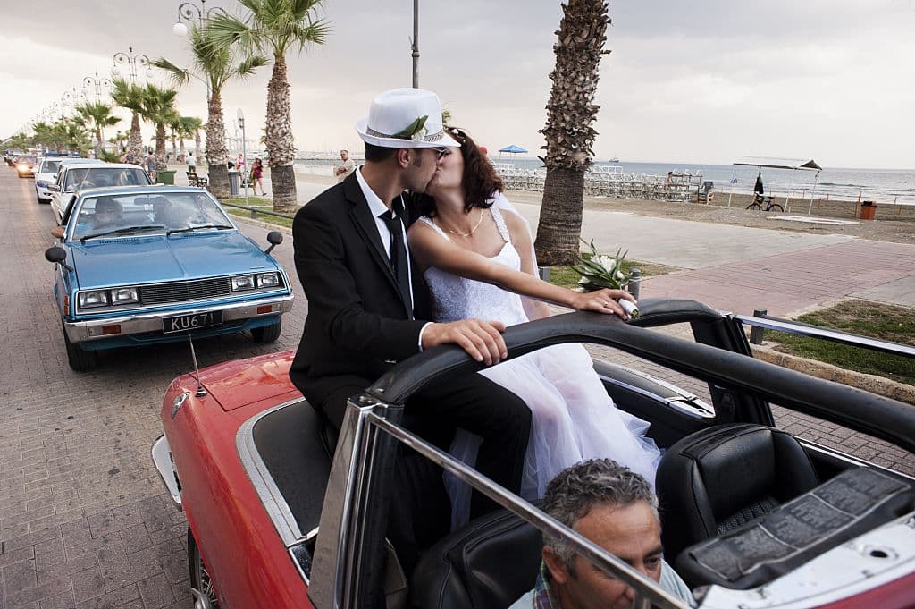 El primer gasto importante es el anillo de compromiso. 54% de los hombres estarían dispuestos a comprar un anillo de segunda mano si le cuesta la mitad que uno idéntico nuevo sacado de una tienda.