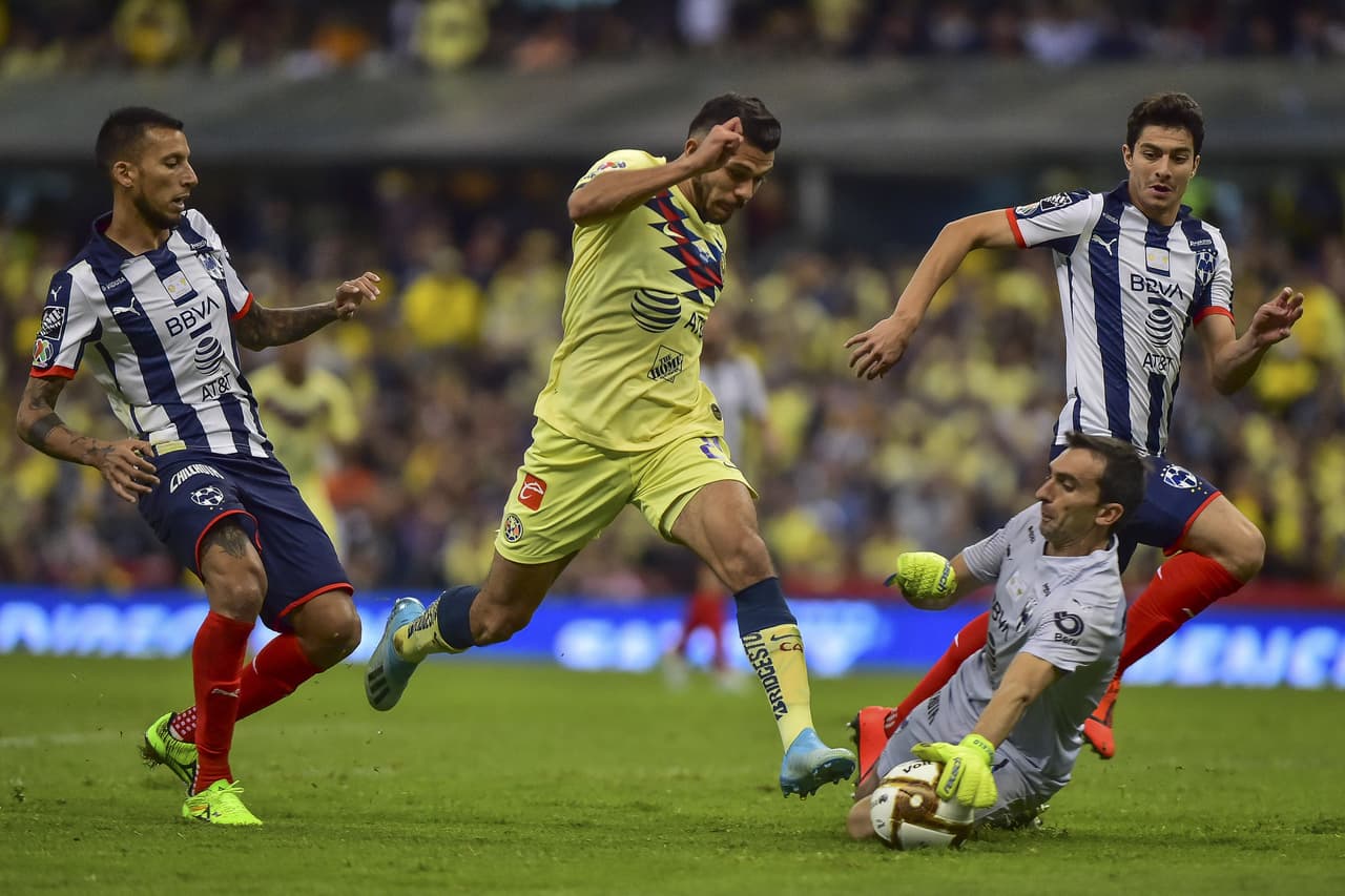 Oportuna salida de 'Trapito Barovero para evitar el gol de Henry Martín.
