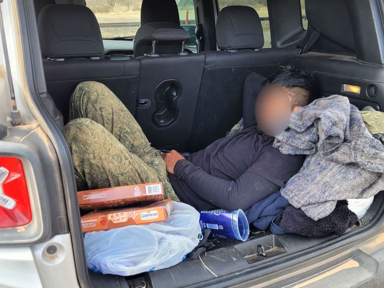 Los agentes de la estación de Willcox, en el condado Cochise interceptaron dos intentos de tráfico humano en una hora. Detuvieron dos vehículos que intentaban evadir el puesto de control de la autopista 191. Diez migrantes y dos ciudadanos estadounidenses fueron arrestados.