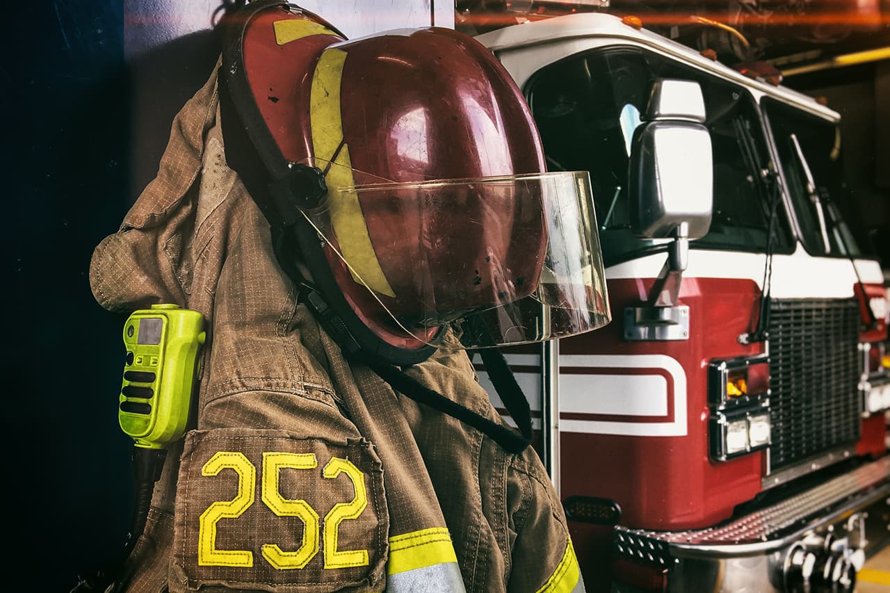 Si vives en New Britain, Connecticut y tu casa se incendia, paciencia es lo que más vas a necesitar, pues las leyes locales no permiten que los camiones de los bomberos superen las 25 mph, incluso cuando responden a una emergencia.