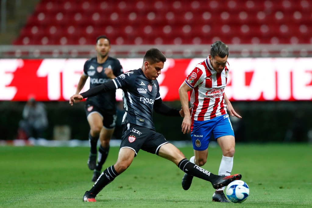 Ian González (39’) adelantó a los visitantes con un caño sobre Gudiño. Angulo (45+1’) emparejó los cartones tras recibir una asistencia de Brizuela. JJ Macías (53’) apareció para marcar autogol y regresarle la ventaja a los Rayos; volvió a aparecer al 90+4’ para redimirse y rescatar un punto en casa. Necaxa llegó a 5 unidades y Chivas se queda con 6.