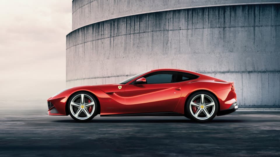 La 
<b>Ferrari F12 Berlinetta</b> posee un 
<b>motor V12</b> frontal de
<b> 6.2 litros</b> que entrega 
<b>700 caballos de fuerza</b>, además de ser tracción trasera.