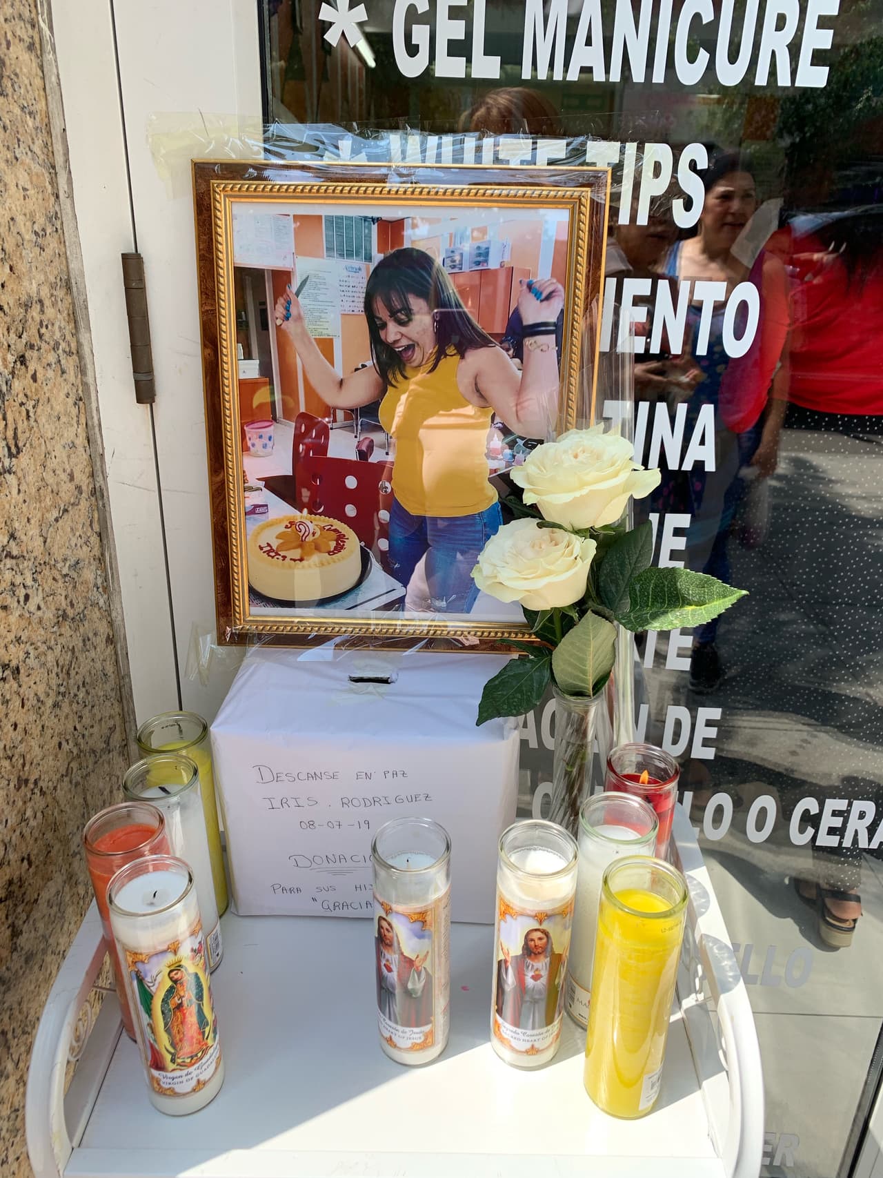 Fuera de local también colocaron un altar con una alcancía donde las personas podían donar dinero para sus hijos, que quedaron huérfanos.