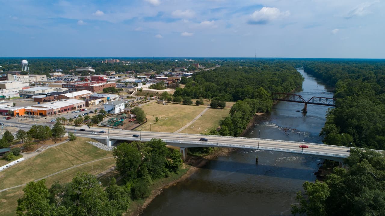 <b>Albany</b>
<br>
<b>Sitio web</b>: 
<a href="https://visitalbanyga.com/">https://visitalbanyga.com/</a> 
<br>
<b><a href="https://maps.app.goo.gl/DFjP4hGipHDwUK3V7">Cómo llegar</a> </b>
<br>
<br>Albany se encuentra en el centro del suroeste de Georgia, una región histórica estrechamente vinculada a la antigua cultura nativa americana de Estados Unidos, la hospitalidad sureña, la pesca y la caza. La ciudad además cuenta con muchas opciones de aventuras al aire libre, arte, compras, comer, un acuario y mucho más.