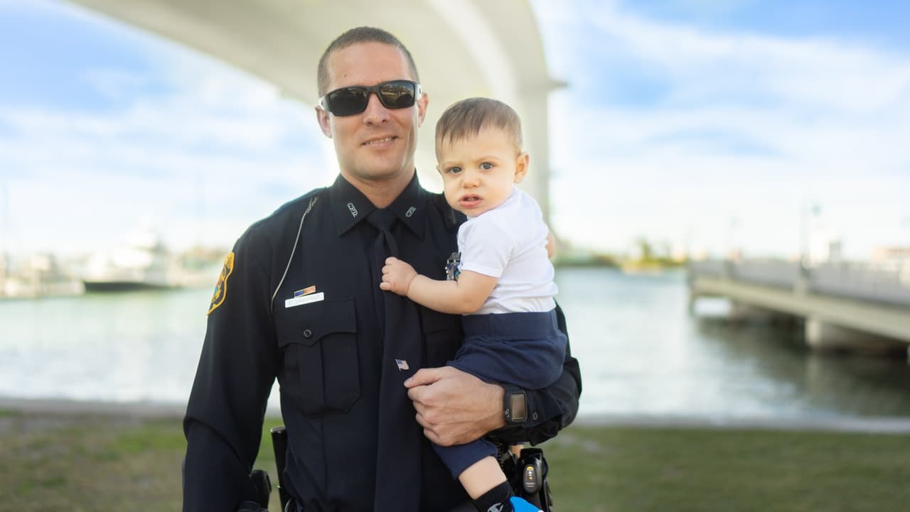 Los agentes del departamento de Clearwater, en Florida, se vistieron con sus uniformes para ser parte de una sesión fotográfica llamada “Daddy is my hero”.