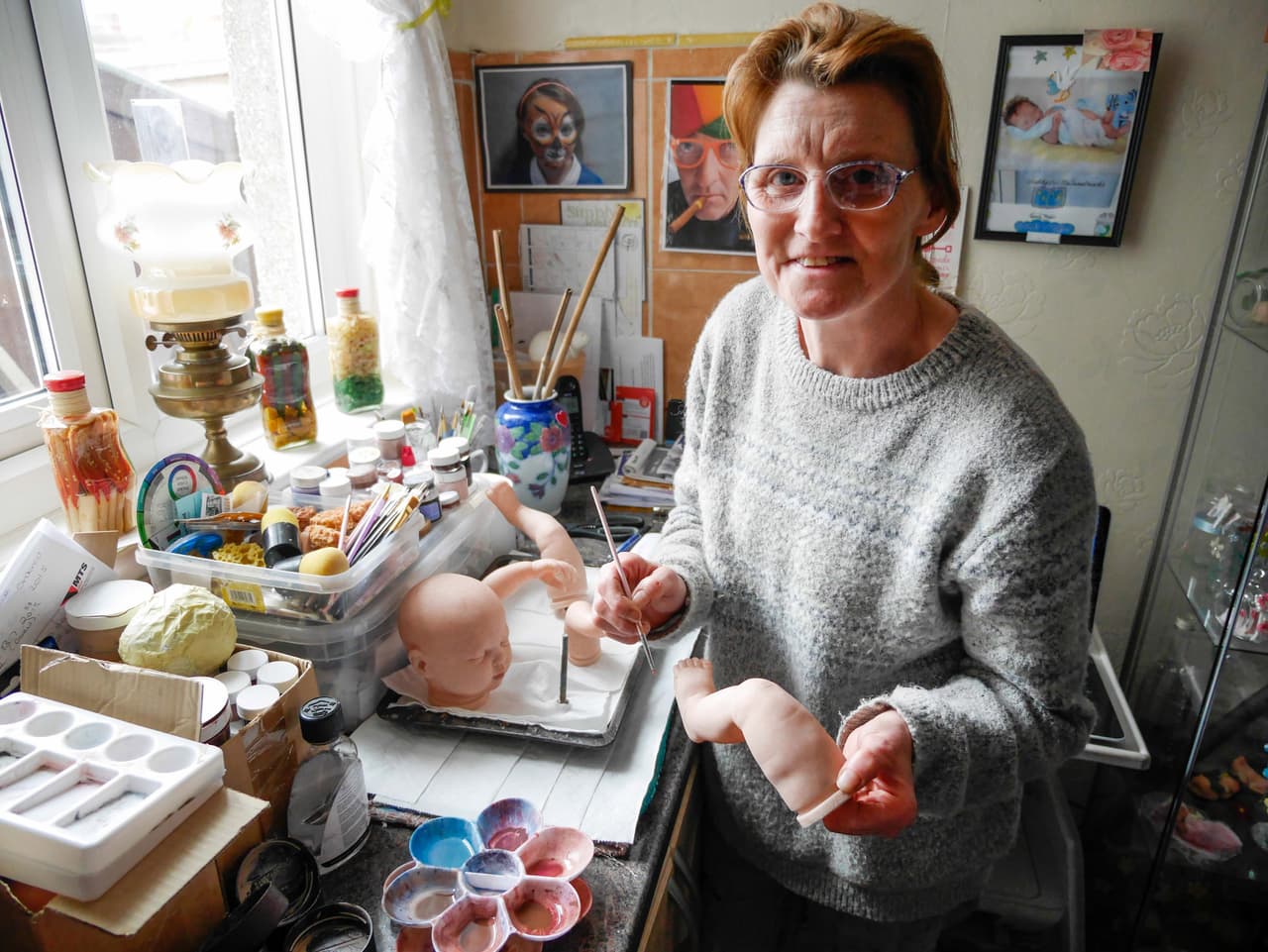 La mujer inglesa ha hecho un gran trabajo y tiene talento para las artes plásticas.