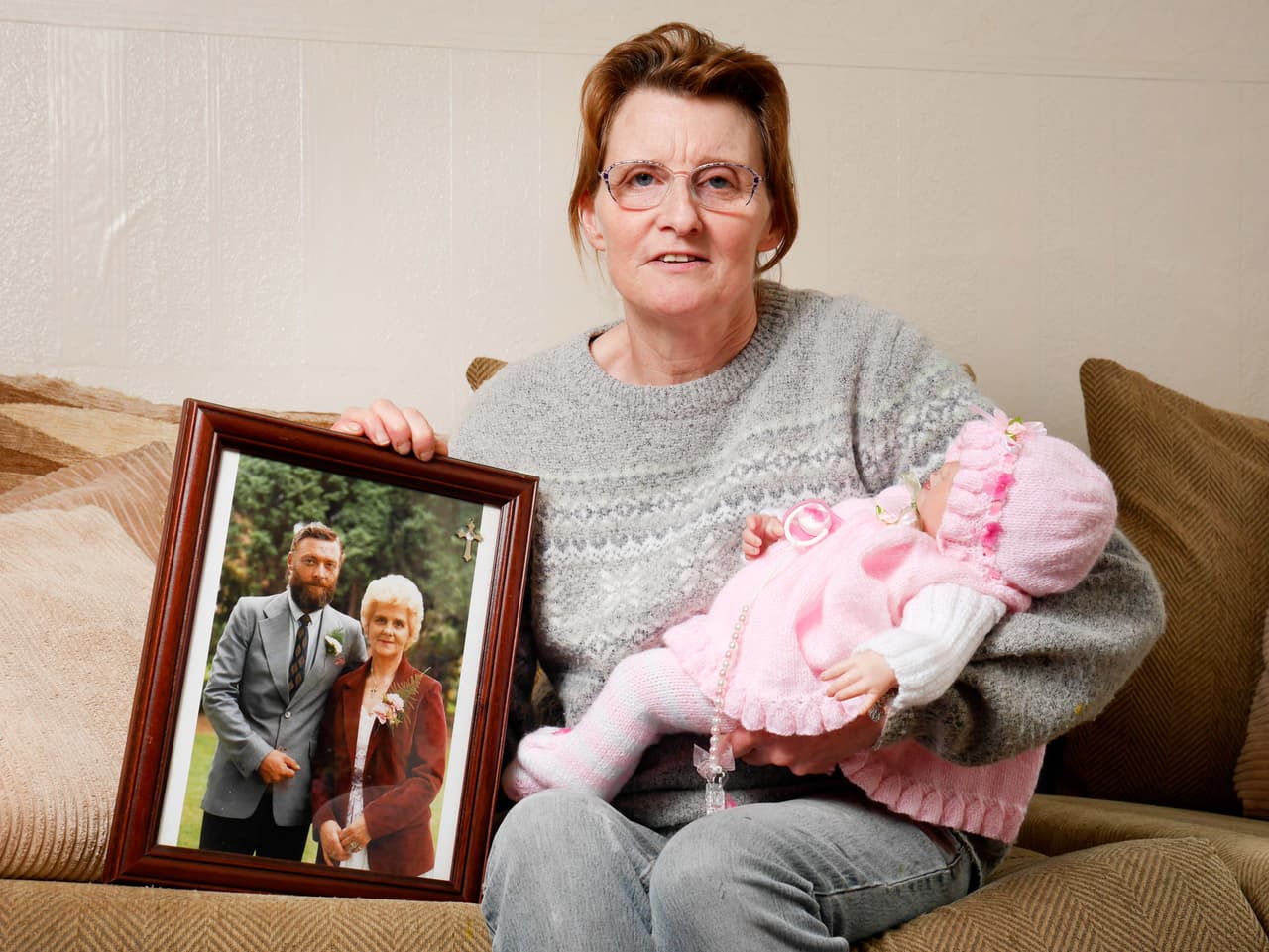 Teresa aparece aquí con una foto de su madre y su hijo, cuyas pérdidas la inspiraron.