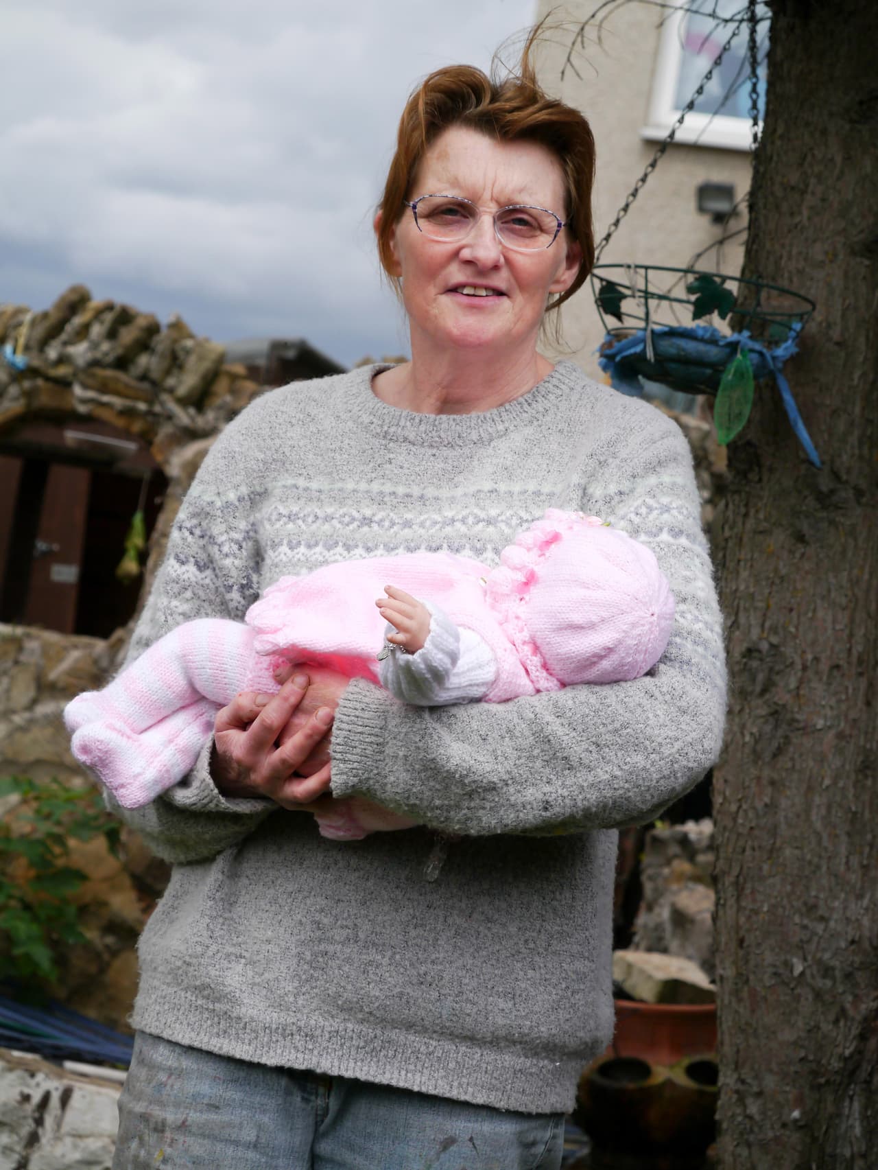 ¿Tu creerías que está cargando solo un muñeco?