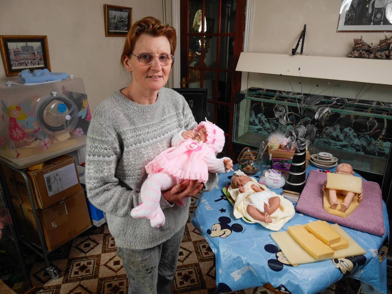 La mujer de 50 años que vive en Worksop, Nottinghamshire, en Inglaterra, ha hecho alrededor de 250 muñecos.