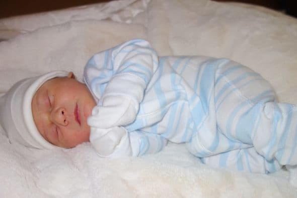 Los orgullosos papás eligieron el nombre de Bruce Aaron para su primer hijo.