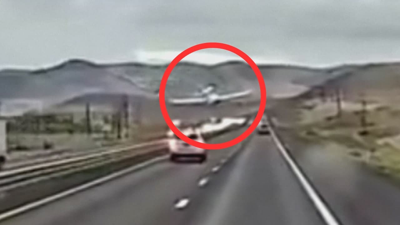 Una avioneta aterriza entre los autos: Una falla mecánica produce emergencia en autopista de Nevada