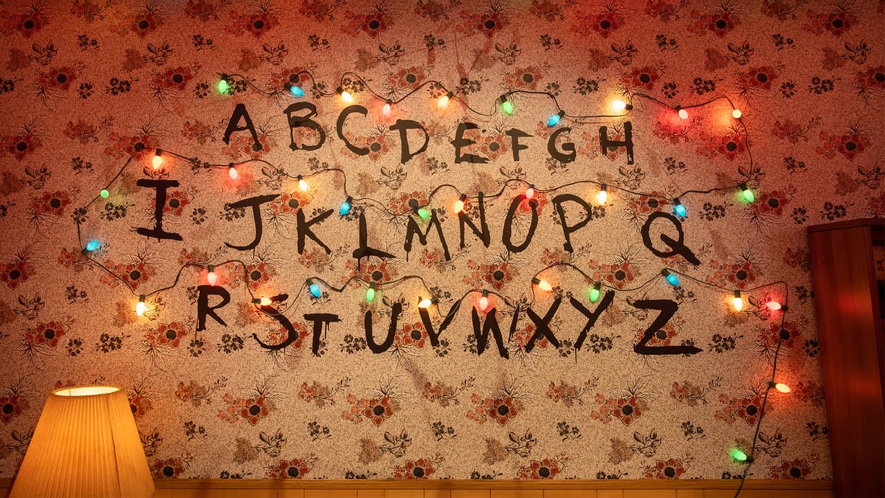 La tienda promete a los visitantes una experiencia a través de 
<b>los más icónicos escenarios</b> de la serie protagonizada por 
<b>Eleven, Will, Mike, Dustin y Lucas</b>. Que puso a la audiencia literalmente de cabeza.