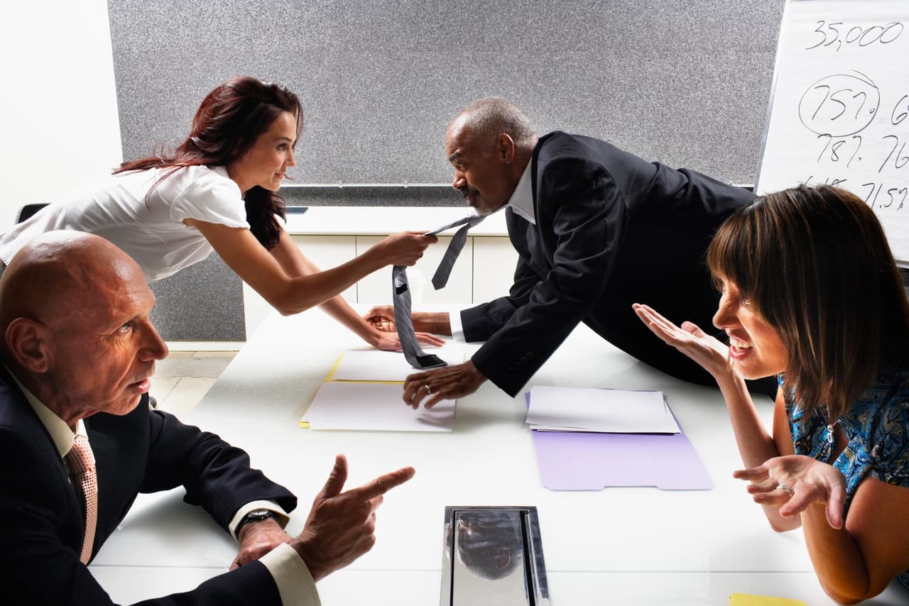 Escucha atentamente la voz de tu intuición que te permitirá esquivar un compañero de trabajo cuya amistad no es buena para ti. Delimita bien la distancia con esa persona y así no tendrás dificultades en tu empleo ni vida social.