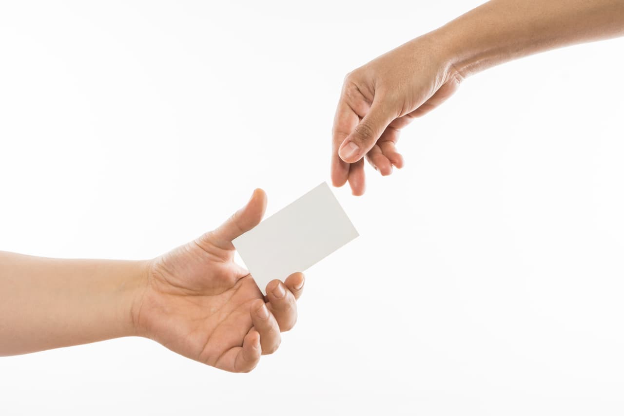 Muchas veces el amor ocurre a primera vista y surge en los lugares menos pensados e insólitos. Intercambia teléfonos y no te cierres a esa posibilidad. Guíate por tu intuición porque tal vez en ese encuentro esté tu felicidad.