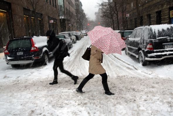 La nieve que deja la tormenta invernal "Pax" en la costa este de Estados Unidos ha causado al menos una decena de muertes, principalmente por accidentes de tráfico, y provocado la cancelación de más de 5.000 vuelos. Washington, está paralizada casi por completo, con acumulaciones de entre 20 y 30 centímetros, lo que ha causado el cierre de las oficinas federales y escuelas; los dos aeropuertos de la ciudad permanecen hoy cerrados. Filadelfia y Nueva York, donde se ha declarado el estado de emergencia, esperan acumular entre 30 y 40 centímetros de nieve y también se espera que las fuertes rachas de viento alcancen 80 kms. por hora. Las autopistas y carreteras en Carolina del Norte sufren desde últimas horas de la tarde del miércoles enormes atascos, en gran medida provocados porque muchos conductores decidieron abandonar sus vehículos en la calzada ante la imposibilidad de seguir su camino debido a las placas de hielo y las acumulaciones de nieve. En Atlanta cerca de 250.000 hogares se mantienen sin suministro eléctrico. Las mayores acumulaciones de nieve ocurrirán entre hoy y mañana a lo largo del corredor de la Interestatal 95, que recorre el nordeste del país, incluyendo las áreas metropolitanas de Washington, Baltimore (Maryland), Nueva York y el interior de Nueva Inglaterra.