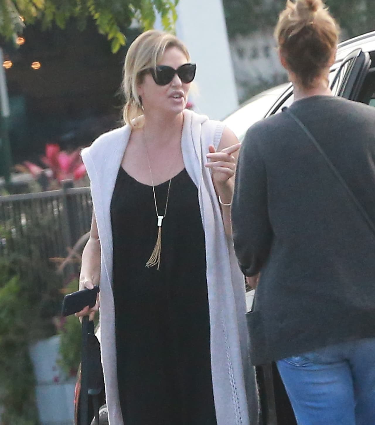 Charlize cargando a su nena August.