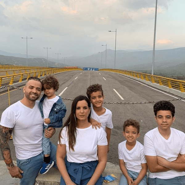 "La presion mediática me hizo salir un momento a decir que habíamos tomado caminos distintos y que teníamos una bonita amistad", dijo el cantante que recordó que pasaron un par de meses antes de decidir publicar un comunicado informando el fin de su relación.