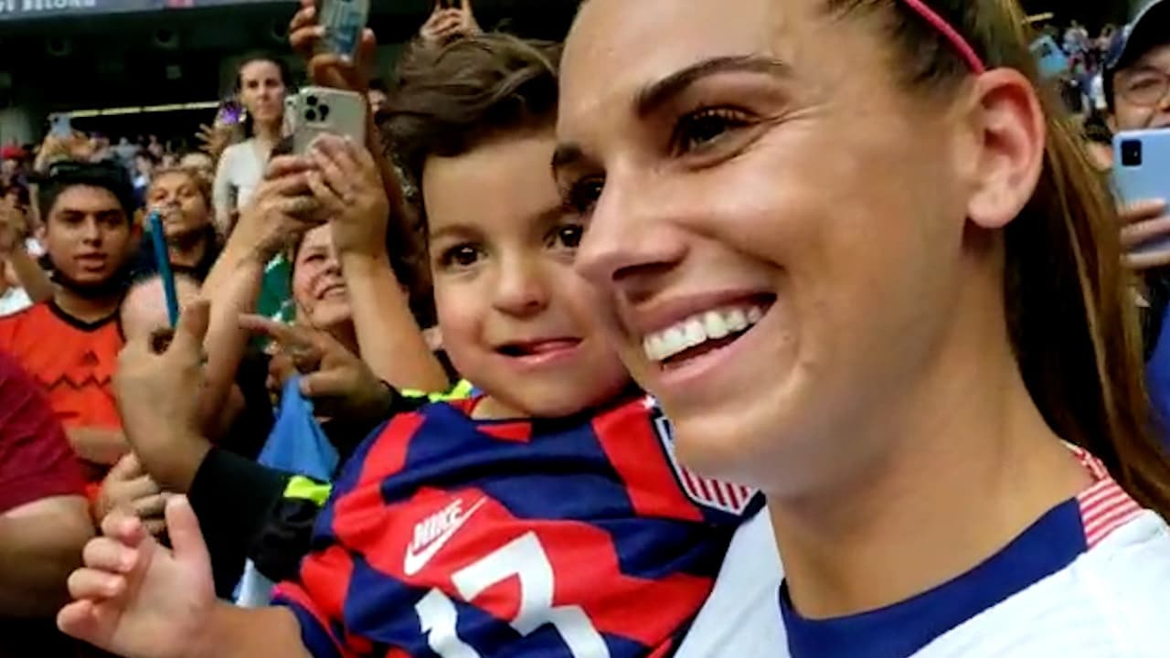 Alex Morgan cumple sueño de su más pequeño fan en Monterrey