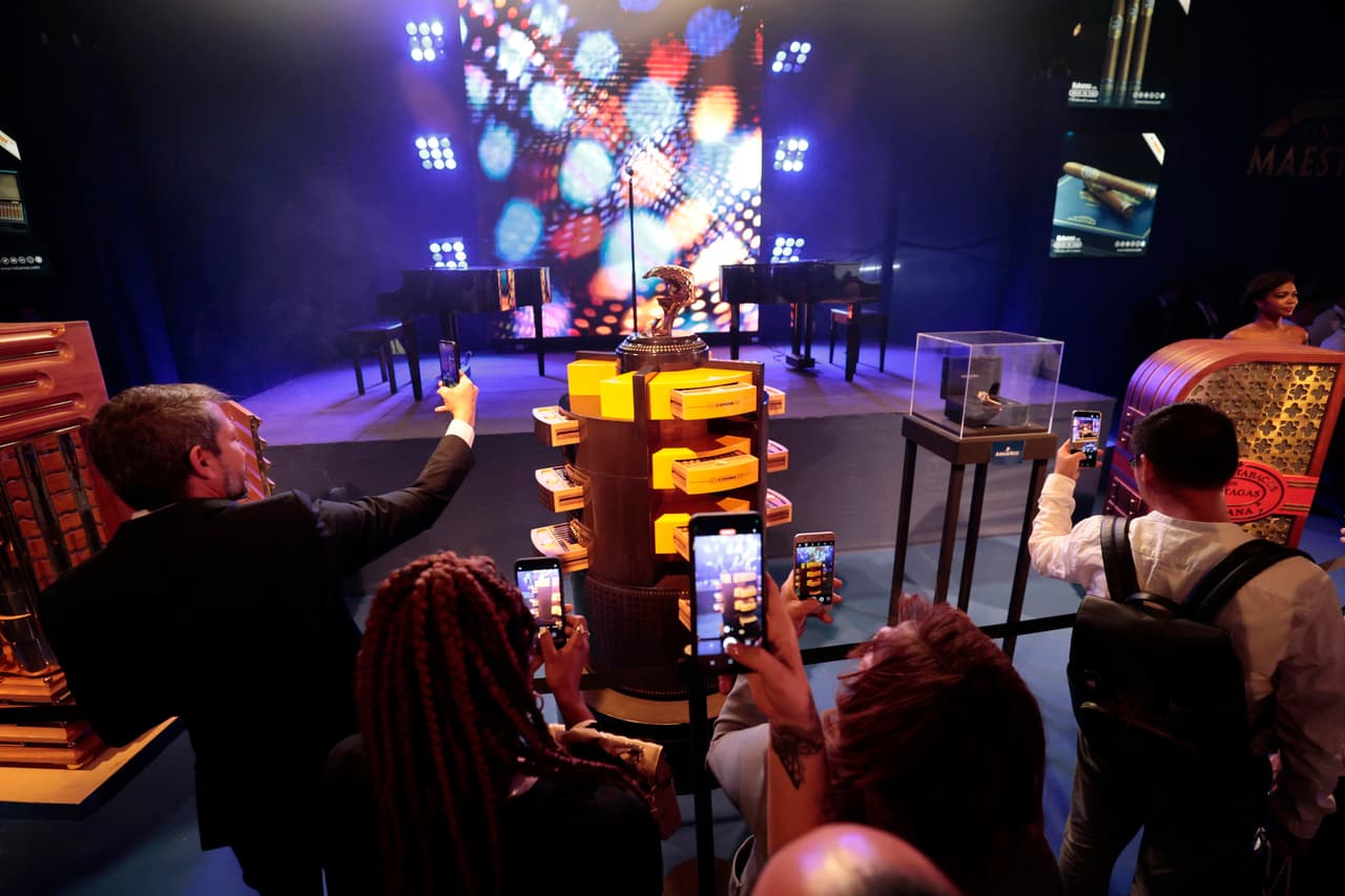 La semana de actividades ligadas al sector tabaquero concluyó en La Habana con una cena de gala en la que se subastaron seis humidores, como se le llama a las cajas de madera donde se guardan los puros para mantenerlos bien conservados, con el objetivo de obtener fondos para el sistema sanitario cubano.