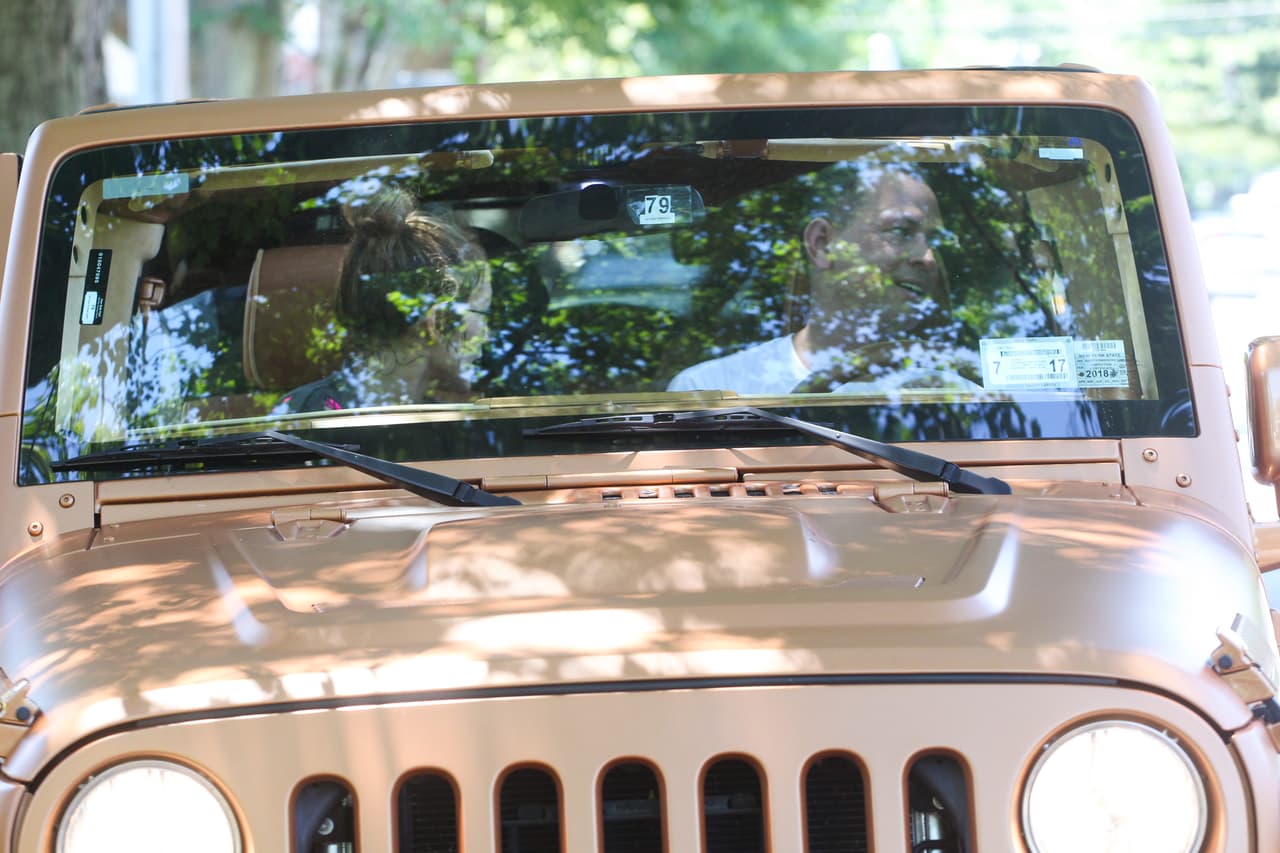 Ahora es 
<b><a href="https://www.instagram.com/arod/">Alex Rodríguez, A-Rod, </a></b>a quien se le ha visto conduciendo el Jeep.