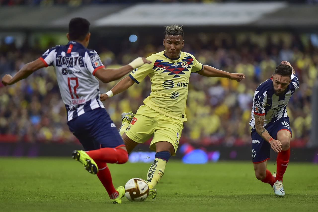 Roger Martínez dispara desde fuera del área y Barovero rasguña el balón que se va al poste.