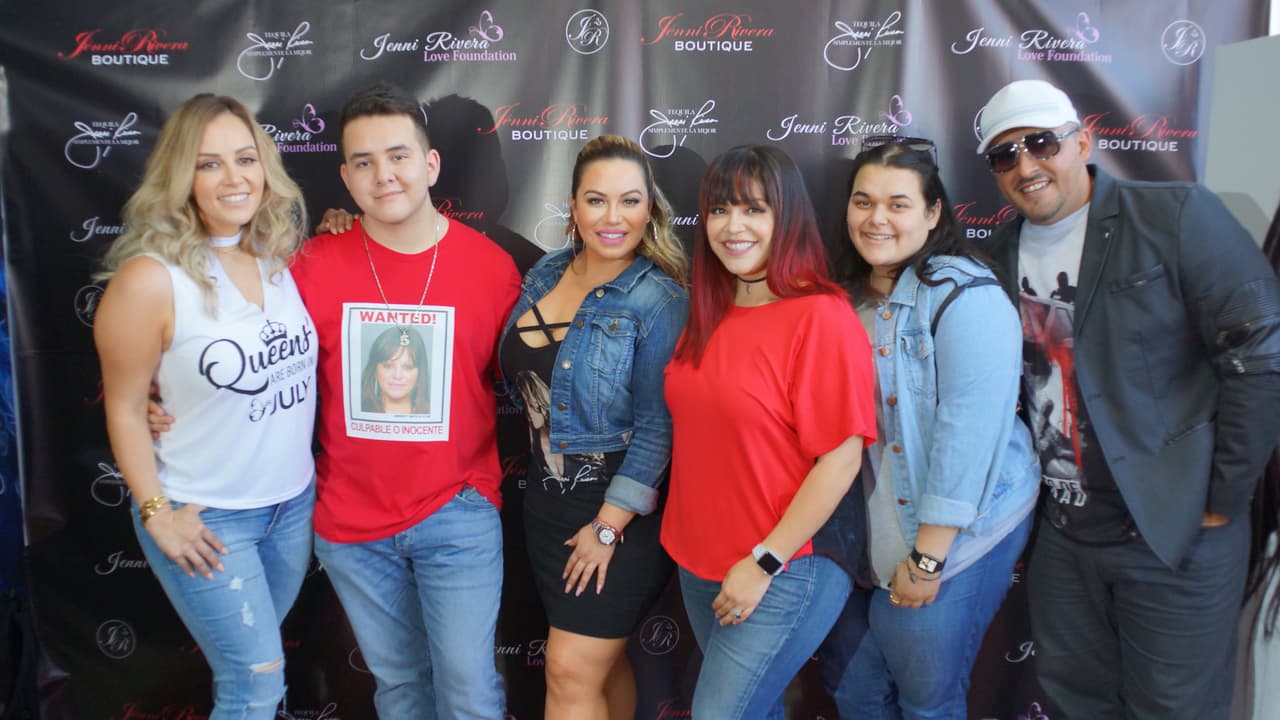 <b><a href="http://www.univision.com/temas/chiquis-rivera">Chiquis,</a> <a href="http://www.univision.com/temas/rosie-rivera">Rosie</a></b>, Juan, Jacquie, Jenicka y Johnny Rivera celebraron felices la apertura de la primer 'Jenni Rivera Boutique', y ahora se volverán a reunir para abrir la segunda tienda.