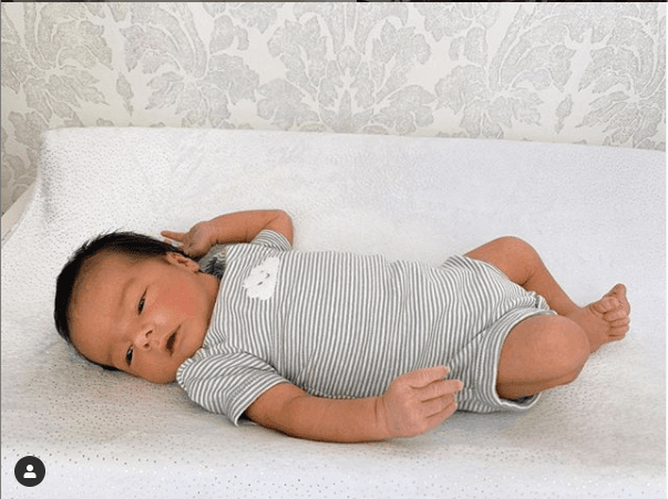 El pasado 17 de abril de 2019, 
<b>Adal Ramones</b> se convirtió por 
<b><a href="https://www.univision.com/famosos/nace-el-bebe-de-adal-ramones-y-karla-de-la-mora-sano-al-100-por-ciento-fotos" target="_blank">tercera ocasión en padre</a></b> con el nacimiento de Cristóbal (foto), a quien procreó junto a su esposa 
<b>Karla de la Mora.</b>