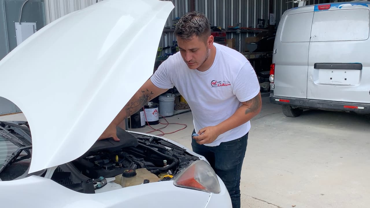 Revisar el anticongelante: antes de comprarlo se sugiere que verifique que es el adecuado para el modelo de su carro. También puede usar un genérico que es universal que se puede usar en cualquier automóvil.
<br>