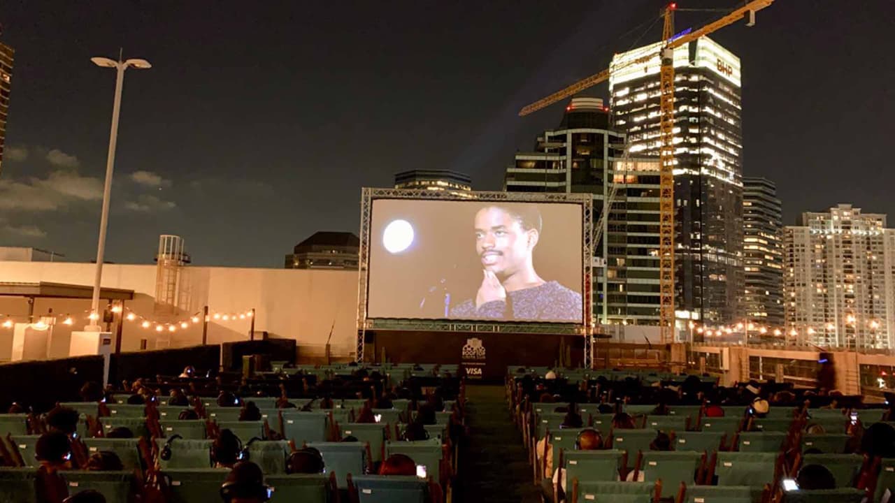 Cuentan con proyectores de última generación, auriculares inalámbricos de alta calidad, cómodos asientos, y mantas acogedoras para cuando hace frío.