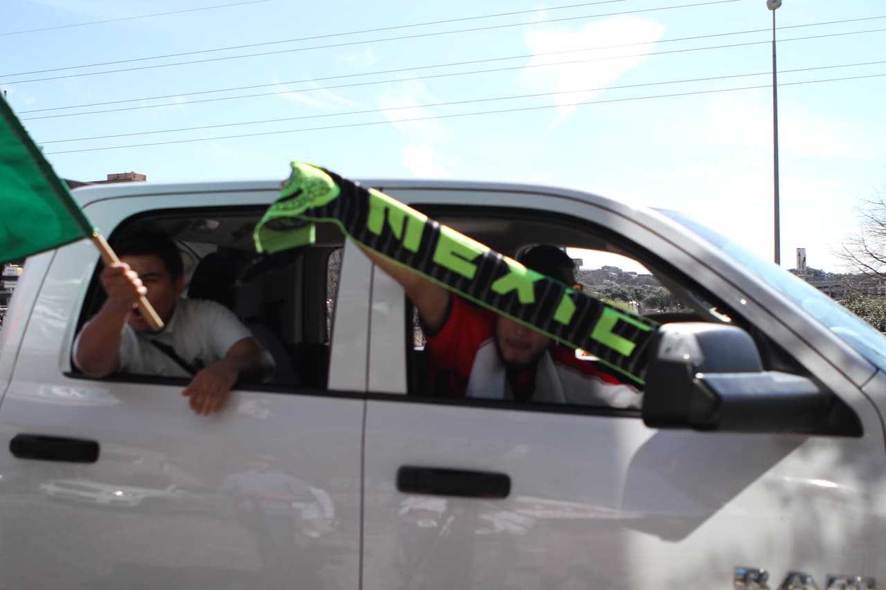 La colorida y concurrida manifestación de respaldo a los inmigrantes en Austin contó con la participación de personas de varias nacionalidades y diversas comunidades.