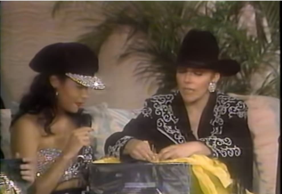 En aquella ocasión, la entrevista se realizó en el estado de Monterrey, en México. Fue entonces que Selena declaró que le gustaba diseñar el vestuario de ella y de Los Dinos. En esa ocasión también le dio un regalo a Verónica Castro.