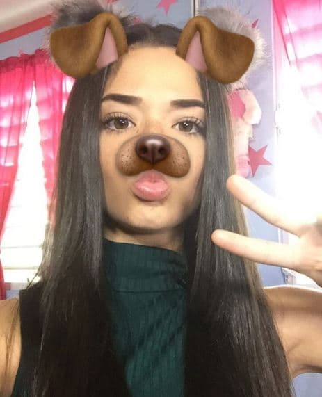 Aunque es pequeña, su madurez sorprende, sobre todo por la manera en que actúa y maneja al público cuando canta.